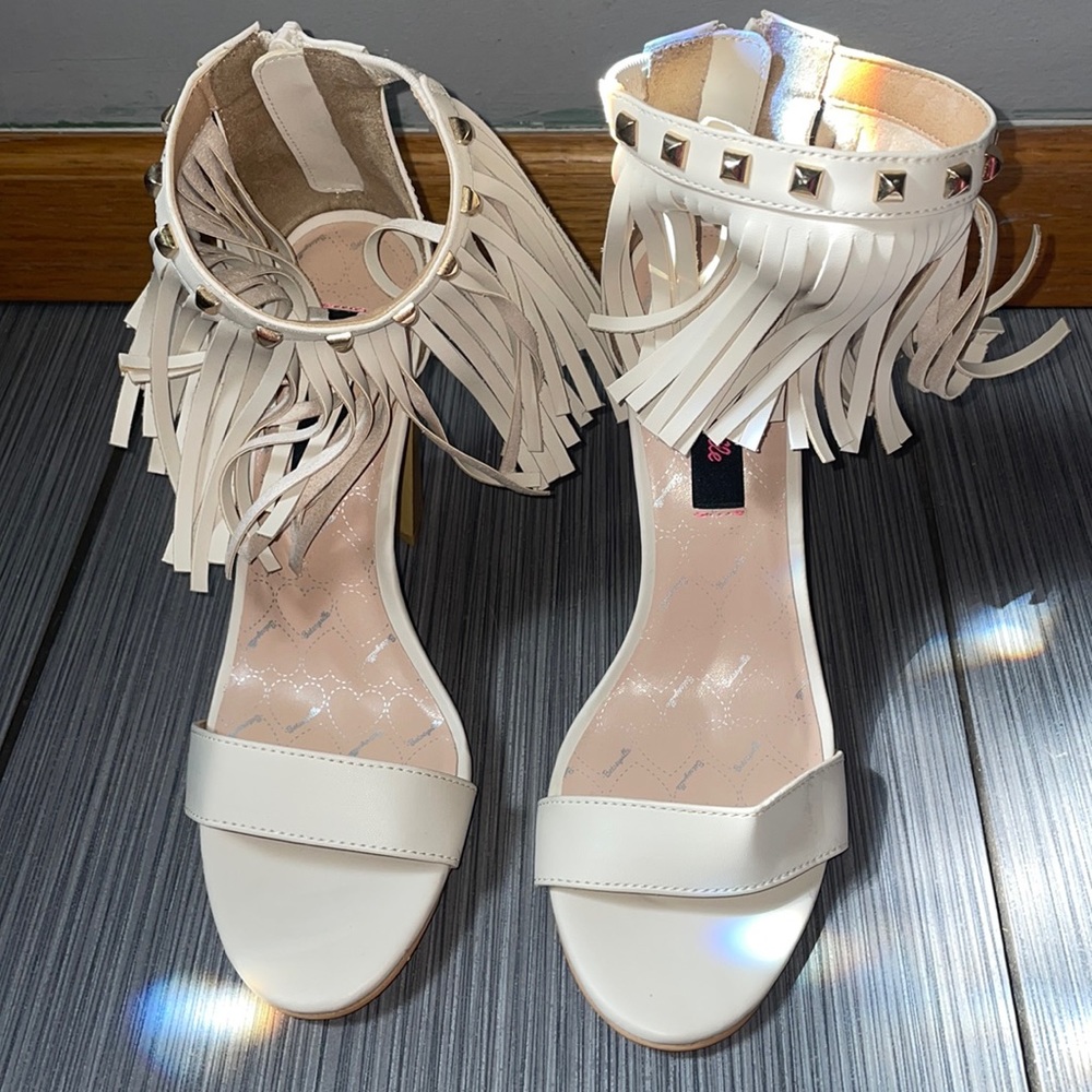 NWOT Betseyville fringy sandals!
